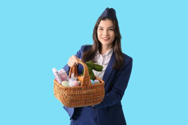 Mavi arka planda Paskalya yumurtaları olan güzel hostes.