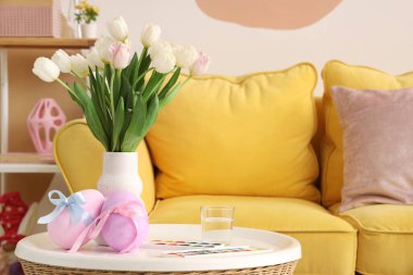 Laleli vazo, Paskalya yumurtası ve oturma odasındaki masa boyaları.