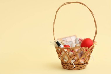 Süslü kozmetik sepetleri, sarı arka planda Paskalya yumurtaları ve çiçekler.