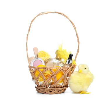 Süslü kozmetik sepetleri, Paskalya yumurtaları ve beyaz arka planda izole edilmiş yavru tavuklar.