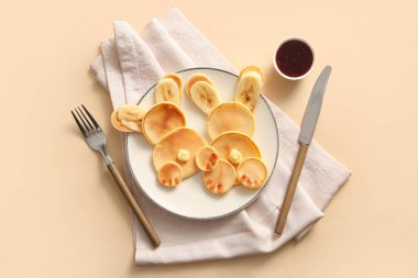 Sarı arka planda reçelli komik Paskalya tavşanı krepleri