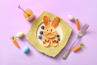 Leylak kaplamalı komik Paskalya tavşanı krepleri.