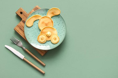 Yeşil arka planda komik Paskalya tavşanı krepleri