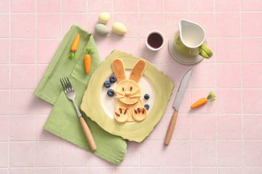 Pembe fayanslı yaban mersinli komik Paskalya tavşanı krepleri.