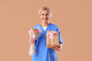 Laleleri ve kahverengi arkaplanı olan olgun bir dişçi. Uluslararası Kadınlar Günü kutlamaları