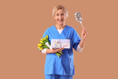 Laleli olgun bir dişçi. Kahverengi arka planda hediye ve figür 8. Uluslararası Kadınlar Günü kutlamaları