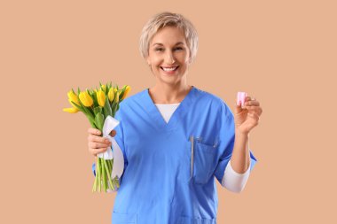 Laleleri ve kahverengi arka planda plastik dişleri olan olgun bir dişçi. Uluslararası Kadınlar Günü kutlamaları