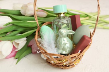 Dekoratif kozmetik ürünleri, Paskalya yumurtaları ve beyaz arka planda bir buket lale.