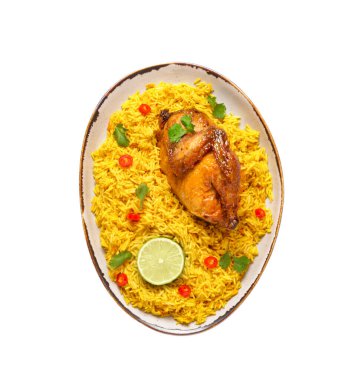 Beyaz arka planda izole edilmiş geleneksel tavuk biryani tabağı