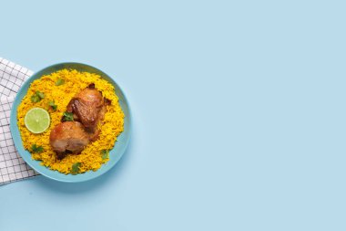Mavi arka planda geleneksel tavuk biryani kasesi.