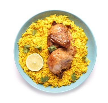 Beyaz arka planda bir kase geleneksel tavuk biryani.