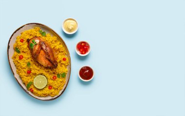 Mavi arka planda geleneksel tavuk biryani kasesi.