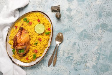 Mavi arka planda geleneksel tavuk biryani tabağı