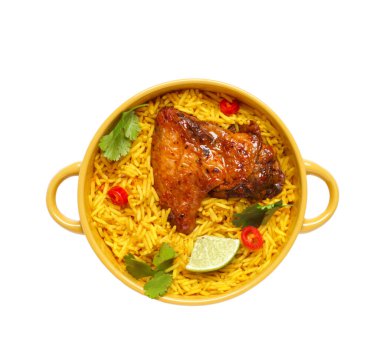 Beyaz arka planda izole edilmiş geleneksel tavuk biryani kasesi.