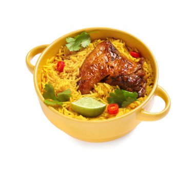 Beyaz arka planda bir kase geleneksel tavuk biryani.