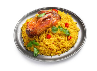 Beyaz arka planda izole edilmiş geleneksel tavuk biryani tabağı