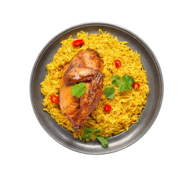 Beyaz arka planda geleneksel tavuk biryani tabağı