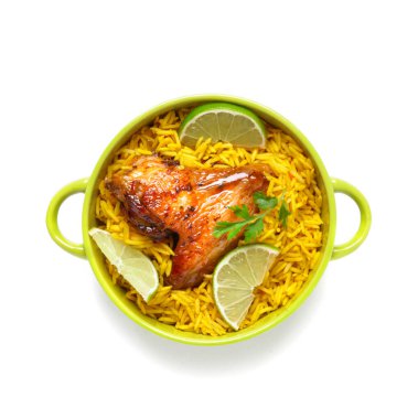Beyaz arka planda izole edilmiş geleneksel tavuk biryani kasesi.
