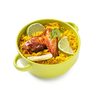 Beyaz arka planda bir kase geleneksel tavuk biryani.