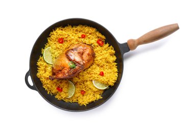 Beyaz arka planda izole edilmiş geleneksel tavuk biryani tavası.