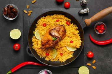 Siyah arka planda malzemelerle geleneksel tavuk biryani kızartma tavası
