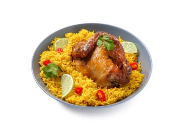 Beyaz arka planda bir kase geleneksel tavuk biryani.