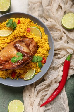 Bir kase geleneksel tavuk biryani, içinde malzemeler var.