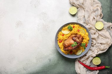 Bir kase geleneksel tavuk biryani, içinde malzemeler var.