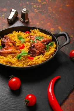 Geleneksel tavuk biryani pişirme yemeği ve içinde grunge background içeriği var.