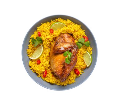 Beyaz arka planda izole edilmiş geleneksel tavuk biryani kasesi.