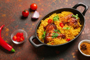 Geleneksel tavuk biryani pişirme yemeği ve içinde grunge background içeriği var.