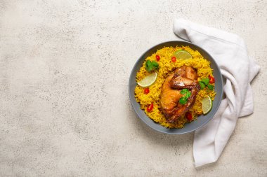 Beyaz masada bir kase geleneksel tavuk biryani.