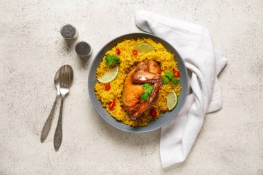 Beyaz masada bir kase geleneksel tavuk biryani.