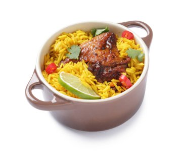 Beyaz arka planda bir kase geleneksel tavuk biryani.