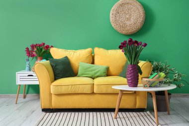 Oturma odasının içinde, vazolarda laleler.