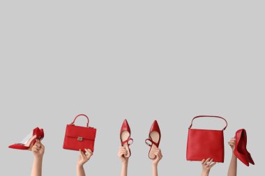 Kırmızı topuklu ve çantalı kadınlar