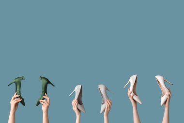 Mavi arka planda şık topuklu kadınlar