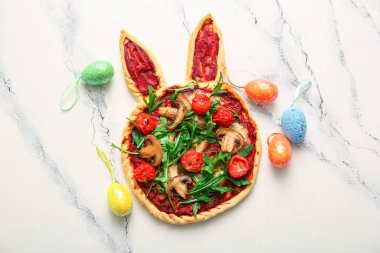 Lezzetli pizzalı kompozisyon ve beyaz mermer arka planda Paskalya yumurtası