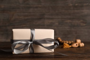 Tahta masada Ramazan için dua boncukları olan bir hediye kutusu.