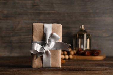 Ramazan için hediye paketi ahşap masada, yakın plan.