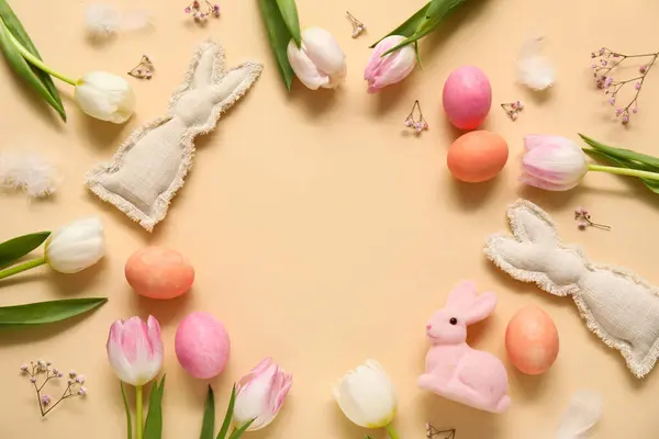 Rama Wykonana Tulipanów Króliczków Wielkanocnych Jaj Beżowym Tle — Zdjęcie stockowe