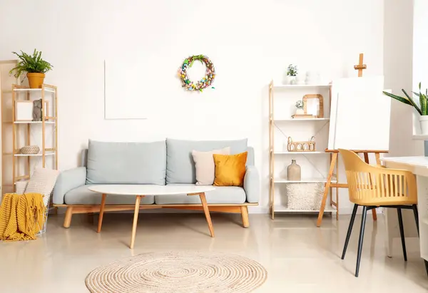 Paskalya çelengi, sehpa ve kanepesi olan bir oturma odası.