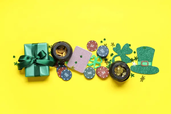 Zusammensetzung Mit Pokerchips Karten Geschenkbox Und Dekorationen Für Die Patrick — Stockfoto