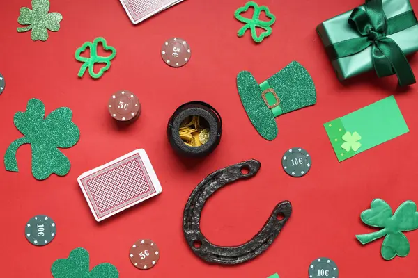 Komposition Mit Pokerchips Karten Und Dekorationen Für Die Patrick Day — Stockfoto