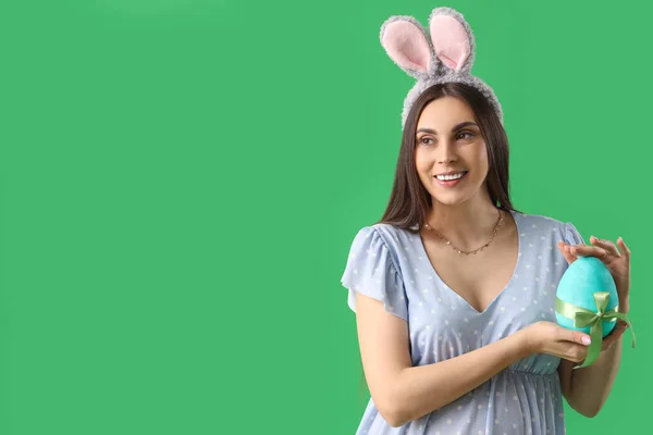 Giovane Donna Incinta Orecchie Coniglio Con Uovo Pasqua Sfondo Verde — Foto Stock