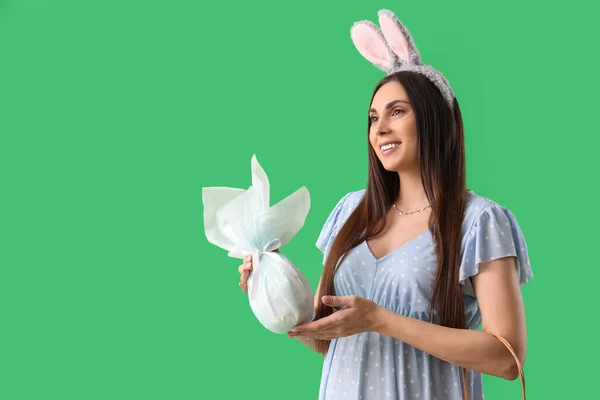 Giovane Donna Incinta Orecchie Coniglio Con Uovo Regalo Pasqua Sfondo — Foto Stock