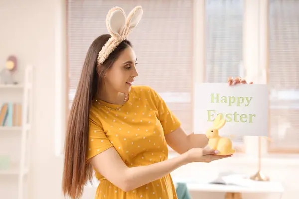 Mladá Žena Králičí Uši Drží Papír Textem Veselé Velikonoce Králík — Stock fotografie