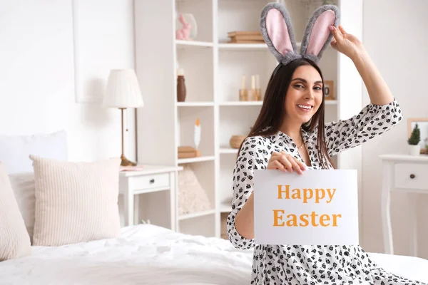 Молода Вагітна Жінка Тримає Папір Текстом Happy Easter Спальні — стокове фото