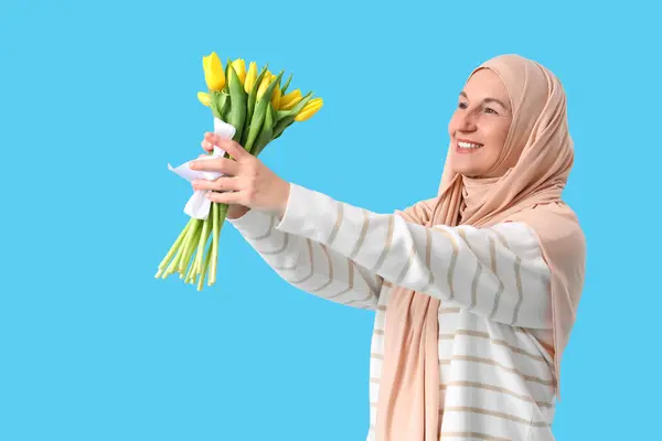 Starší Muslimka Tulipány Modrém Pozadí Ramadánská Oslava — Stock fotografie