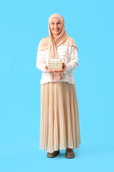 Starší Muslimka Dárkovou Krabicí Modrém Pozadí Ramadánská Oslava — Stock fotografie